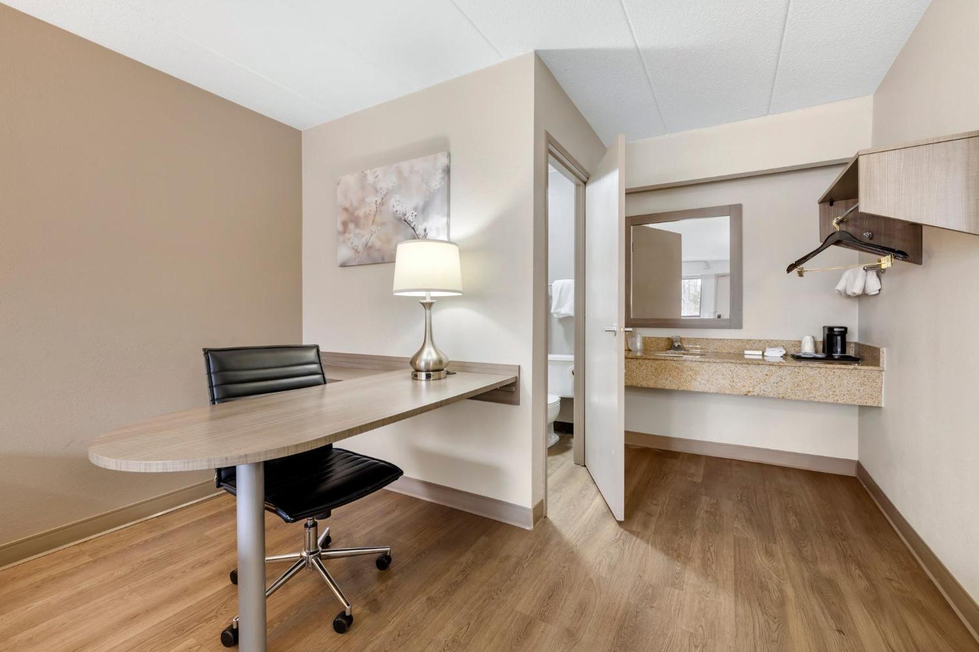 Red Roof Inn Parsippany Bagian luar foto